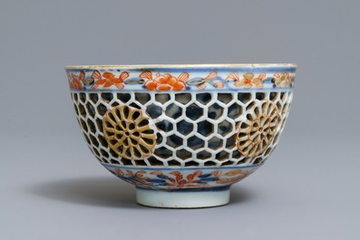 Een Chinese Imari-stijl kom met opengewerkte dubbele wand, Kangxi