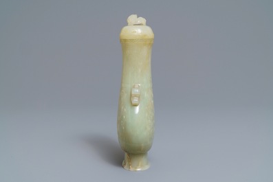 Een Chinese archa&iuml;sche celadon jade dekselvaas, 19e eeuw