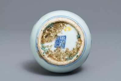 Een Chinese blauwwitte kalebasvaas, Ming