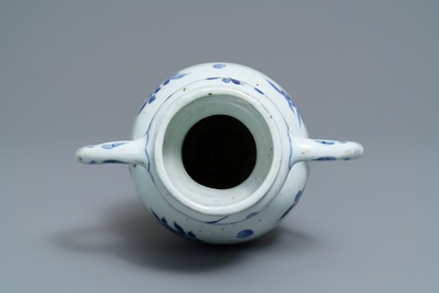Un vase en porcelaine de Chine bleu et blanc aux anses en forme d'&eacute;l&eacute;phants, &eacute;poque Transition