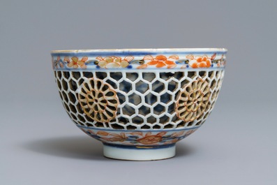 Een Chinese Imari-stijl kom met opengewerkte dubbele wand, Kangxi
