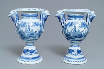 Une paire de vases d'autel en fa&iuml;ence de Delft bleu et blanc, 17&egrave;me