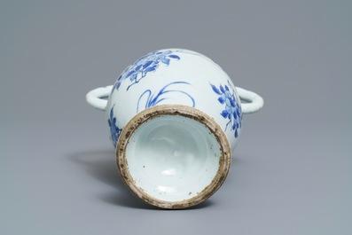 Un vase en porcelaine de Chine bleu et blanc aux anses en forme d'&eacute;l&eacute;phants, &eacute;poque Transition