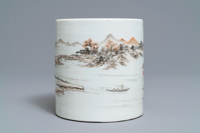 A Chinese grisaille and iron red brush pot, Ju Ren Tang merk, Republic, 20th C.