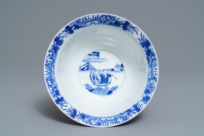 Un bol de type klapmuts en porcelaine de Chine bleu et blanc, marque et &eacute;poque de Kangxi