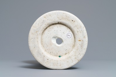 Un vase en porcelaine de Chine wucai &agrave; d&eacute;cor de m&eacute;daillons aux dragons, Jiajing