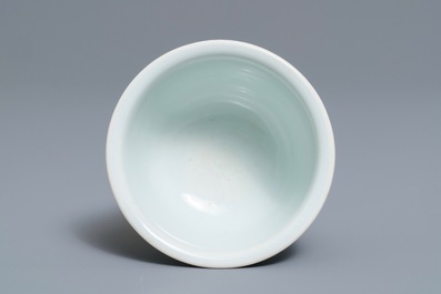 Een Chinese blauwwitte stem cup met vogels bij bloesems, Transitie periode
