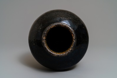 Een Chinese steengoed pot met zwart glazuur, Song