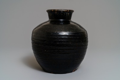 Een Chinese steengoed pot met zwart glazuur, Song