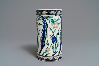 Een polychrome Iznik pul, Turkije, 17e eeuw