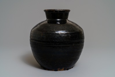 Een Chinese steengoed pot met zwart glazuur, Song