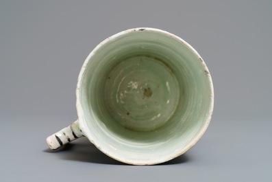 Een polychrome Iznik pul, Turkije, 17e eeuw