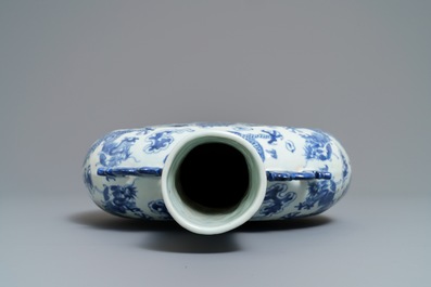 Un vase de forme gourde 'moonflask' en porcelaine de Chine bleu et blanc, 19&egrave;me