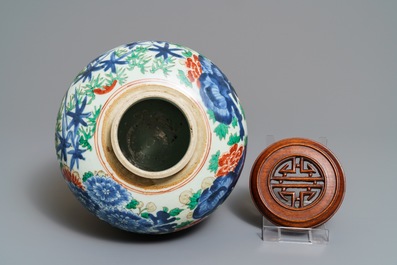Een Chinese wucai pot met floraal decor, Transitie periode