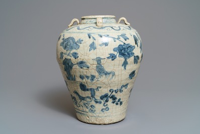Un grand vase en porcelaine de Chine bleu et blanc dite 'de Swatow', Ming