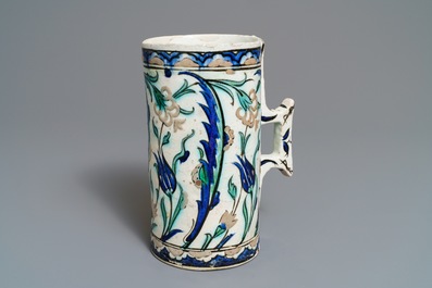 Een polychrome Iznik pul, Turkije, 17e eeuw