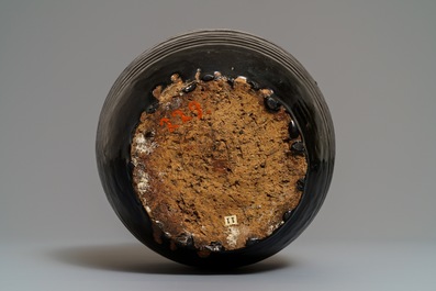 Een Chinese steengoed pot met zwart glazuur, Song