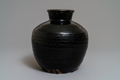 Een Chinese steengoed pot met zwart glazuur, Song