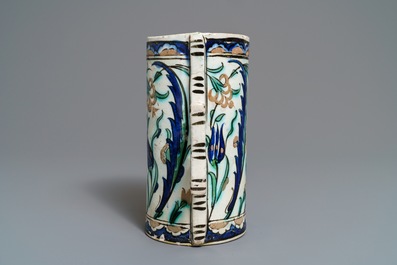 Een polychrome Iznik pul, Turkije, 17e eeuw