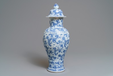 A Chinese blue and white covered vase with floral design, Kangxi