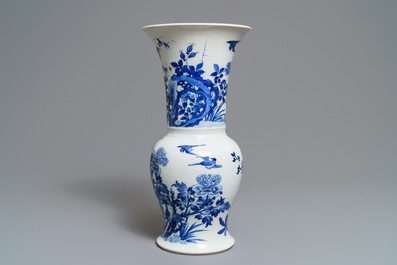 Un vase de forme yenyen en porcelaine de Chine bleu et blanc &agrave; d&eacute;cor 'bianco sopra bianco', Kangxi