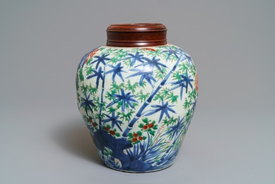 Een Chinese wucai pot met floraal decor, Transitie periode