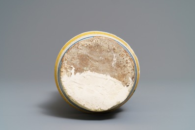 Un albarello en majolique polychrome &agrave; d&eacute;cor 'a foglie', Lyon ou Montpellier, 16&egrave;me