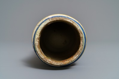 Un albarello en majolique polychrome &agrave; d&eacute;cor 'a foglie', Lyon ou Montpellier, 16&egrave;me