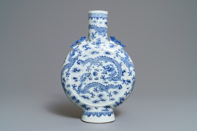 Un vase de forme gourde 'moonflask' en porcelaine de Chine bleu et blanc, 19&egrave;me