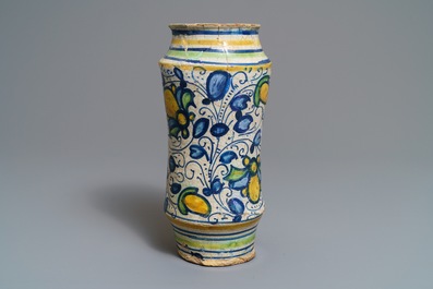 Un albarello en majolique polychrome &agrave; d&eacute;cor 'a foglie', Lyon ou Montpellier, 16&egrave;me