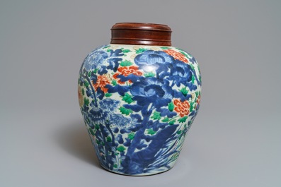 Een Chinese wucai pot met floraal decor, Transitie periode