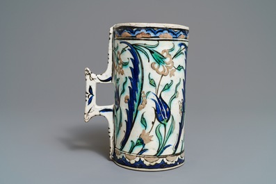 Een polychrome Iznik pul, Turkije, 17e eeuw