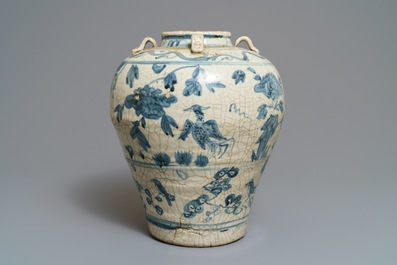 Un grand vase en porcelaine de Chine bleu et blanc dite 'de Swatow', Ming