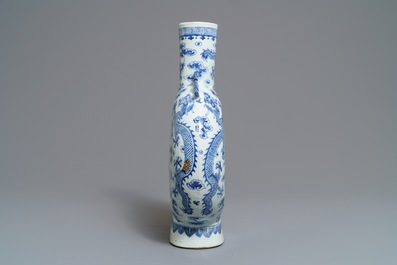 Un vase de forme gourde 'moonflask' en porcelaine de Chine bleu et blanc, 19&egrave;me