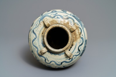 Un grand vase en porcelaine de Chine bleu et blanc dite 'de Swatow', Ming