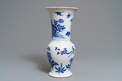 Un vase de forme yenyen en porcelaine de Chine bleu et blanc &agrave; d&eacute;cor 'bianco sopra bianco', Kangxi