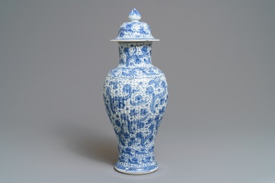 A Chinese blue and white covered vase with floral design, Kangxi