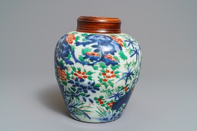 Een Chinese wucai pot met floraal decor, Transitie periode