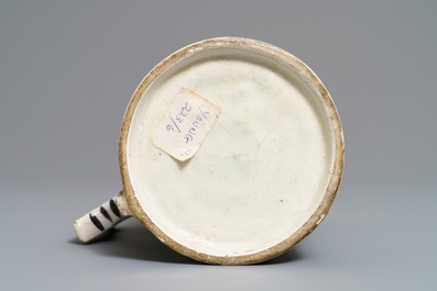 Een polychrome Iznik pul, Turkije, 17e eeuw