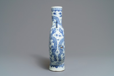 Un vase de forme gourde 'moonflask' en porcelaine de Chine bleu et blanc, 19&egrave;me