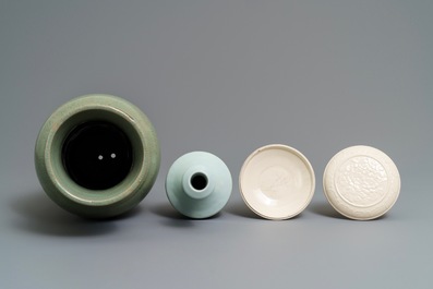 Two Chinese monochrome vases and a Dehua blanc de Chine box and cover, 18/19th C.