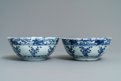 Une paire de bols en porcelaine de Chine bleu et blanc, Wanli