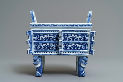 Un br&ucirc;le-parfum de type ding en porcelaine de Chine bleu et blanc, 18/19&egrave;me