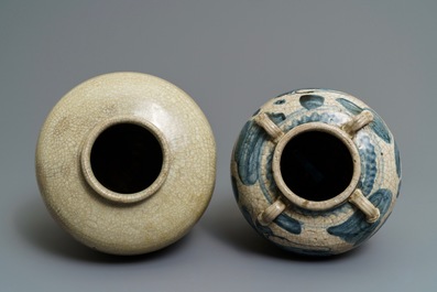 Twee Chinese blauwwitte en monochrome Swatow potten, Ming