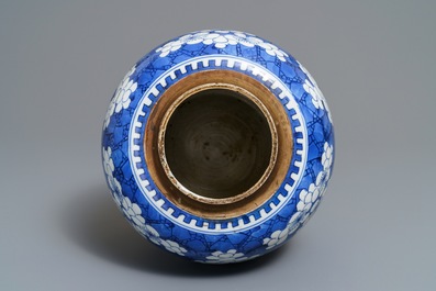 Een Chinese blauwwitte gemberpot met 'prunus op gebroken ijs', Kangxi