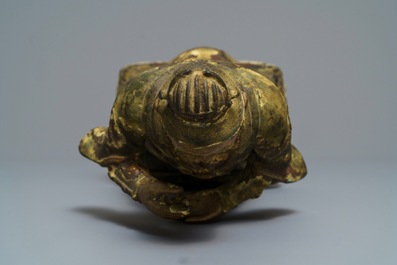 Une grande figure d'un gardien en bronze et polychromie, Chine, Ming