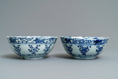 Une paire de bols en porcelaine de Chine bleu et blanc, Wanli