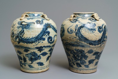 Une paire de vases en porcelaine de Chine bleu et blanc dite 'de Swatow', Ming