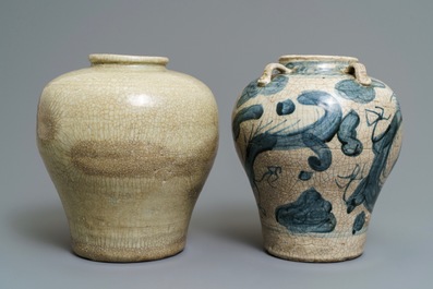 Twee Chinese blauwwitte en monochrome Swatow potten, Ming