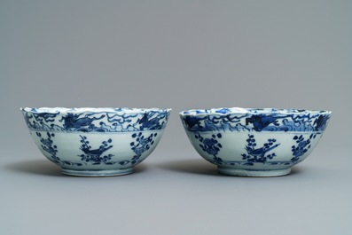 Une paire de bols en porcelaine de Chine bleu et blanc, Wanli